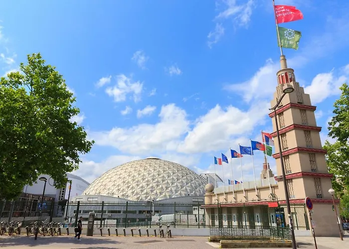 Duplex Cinema Face Au Parc Des Expositions